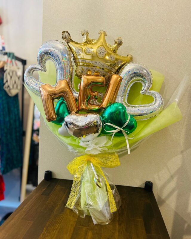 🎀 Balloon Gift 🎀
ゴールドのクラウンとハートが映える
シックで華やかなバルーンブーケ✨

お誕生日や記念日、特別なお祝いに。
存在感がありながらも上品な仕上がりです🌿

お名前やカラーのオーダーも承りますので、
世界にひとつだけのギフトに💐

@meyu_balloon 

🎈 #バルーンギフト #大人可愛い #誕生日プレゼント
🎈 #記念日ギフト #名前入りギフト #おしゃれギフト