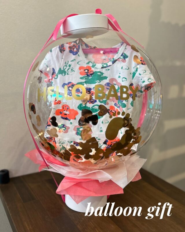 🎀 balloon gift 🎀
「HELLO BABY」の文字と共に、ベビー服を包み込んだ特別なギフト🎈
出産祝いやベビーシャワーに、センスが光るおしゃれな贈り物を。

✔️ お持ち込みアイテムをバルーンに入れることも可能👗✨
✔️ メッセージ文字は変更OK！お名前やお祝いの言葉にアレンジできます♡

世界にひとつだけの、特別なギフトを贈りませんか？
オーダーこちら💌
<a rel=