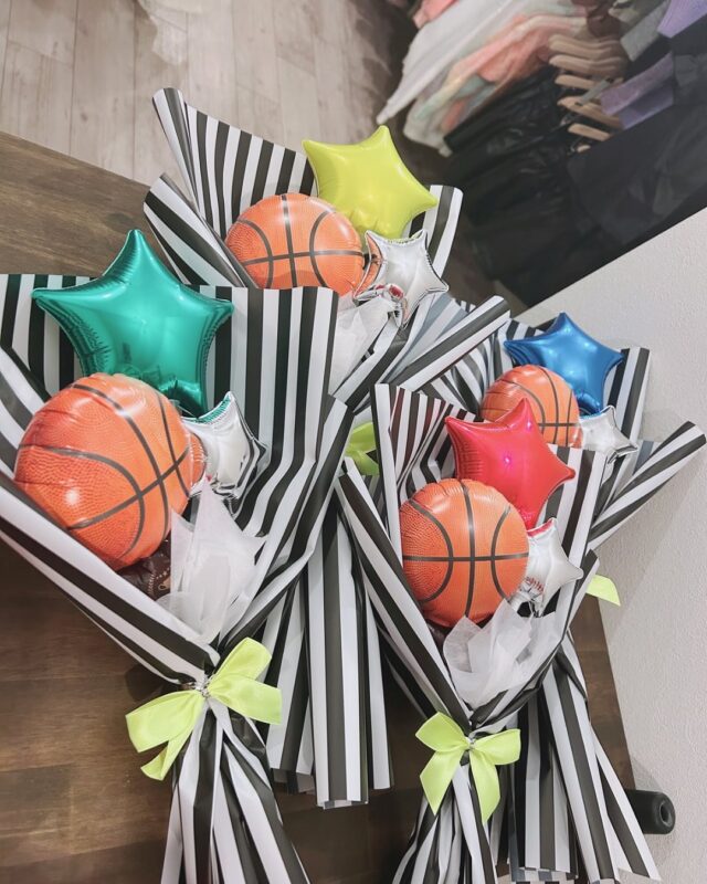 ＼ 卒団・卒部の贈りものに ／
スポーツの思い出を“カタチ”にする
バルーンブーケが人気です🏀⭐️

バスケットボール・野球ボール・サッカーボール
それぞれのモチーフをご用意しています。

✔ バルーン・リボン・ラッピングカラー変更可能
✔ 名前・背番号入れ（有料）も対応できます
　→ チームカラーや記念品として、特別感UP。

「ありがとう」「おつかれさま」をそっと添えて
特別な瞬間を、もっと特別に。

オーダーは DM または LINE よりお気軽に☺︎
@meyu_balloon 
📩 LINEはこちら
👉 https://lin.ee/BRPVB9y

#卒団記念
#卒部記念
#バルーンギフト
#バルーンブーケ
#スポーツ記念品
#バスケバルーン
#野球バルーン
#サッカーバルーン
#オーダーバルーン
#韓国子供服とバルーンのお店meyu