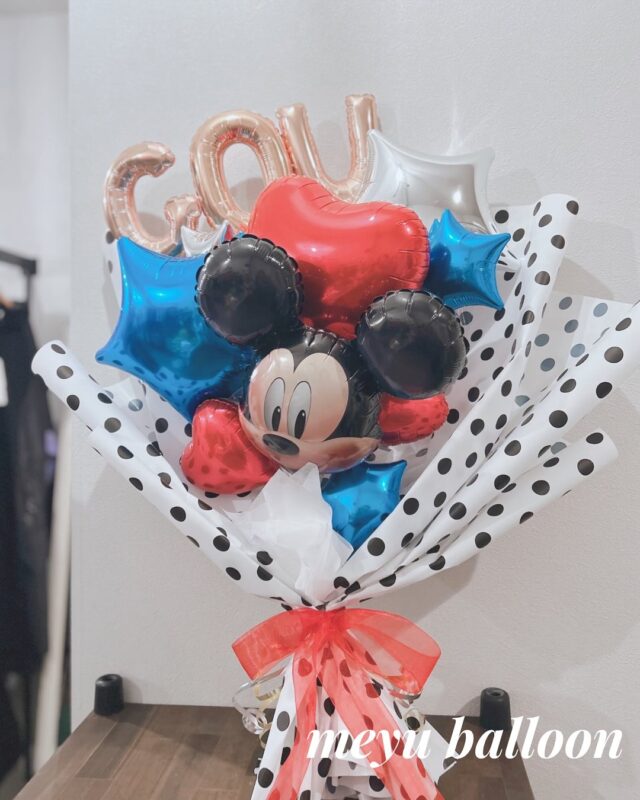 ⋆⸜ ひと目でときめく、主役級バルーン ⸝⋆

赤×ブルーのコントラストに
ドットラッピングを合わせた、
大人かわいいバルーンブーケ𓂅✨
遊び心と上品さのバランスが絶妙な人気デザインです。

そしてこのシリーズ、
卒業式ギフトにも大好評◎
華やかで写真映えするので、
「門出の1枚」をより特別にしてくれます。

ミッキー → ミニーに変更可能♡
お好きなキャラクターで、
贈る方にぴったりの世界観をお作りします。

オーダーはDM / LINEよりお受けしています。
@meyu_balloon 
LINEはこちら ▶︎ https://lin.ee/BRPVB9y

―――――――――
#バルーンギフト #バルーンブーケ #おしゃれバルーン #卒業式ギフト
#卒業バルーン #キャラクターバルーン #ミッキー #ミニー
#誕生日プレゼント #サプライズギフト #meyuballoon