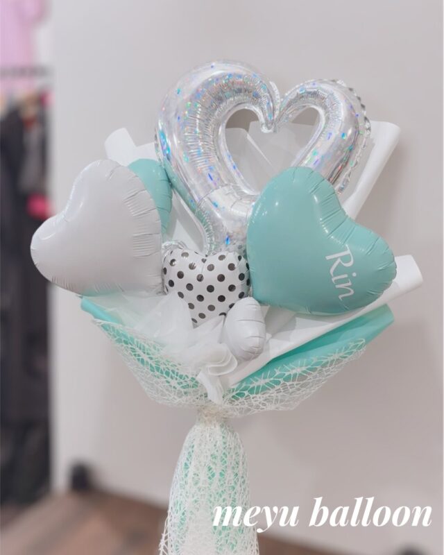韓国ラッピングでつくる特別なバルーンブーケ𓂃♡

シルバー×ミントの大人可愛いカラーでまとめた
韓国ラッピングバルーンブーケ𓂃🎀

キラッと輝くハートと、
ふわっとしたラッピングの組み合わせが
“写真映えするギフト”として大人気です✧˖°

成人式・卒業式・発表会・誕生日など
特別な日の贈り物にぴったり🎓✨
お名前入れも可能なので、世界にひとつのプレゼントに♡

オーダーは DM / LINE にてお気軽にどうぞ🤍
あなたらしいカラーでお作りします◎
@meyu_balloon 
<a rel=