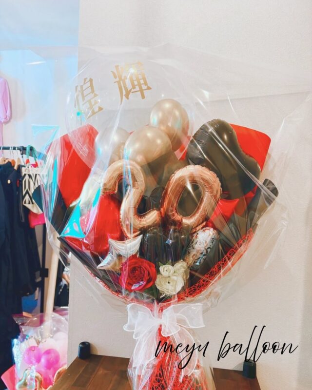 🎓✨ 特別な節目に、想いを込めたバルーンギフト ✨🎉

卒業式・成人式など
一生に一度の大切な日を彩るバルーンブーケ。

✔ カラー変更OK
✔ お名前・数字入れ可能
✔ 世界にひとつだけのオーダーメイド

写真にも、記憶にも残る
特別なギフトを贈りませんか？🤍

—
大切な日に meyu をお選びいただき、
誠にありがとうございます。

こちらはお客様より
ゴールド × レッド のカラーで
ご注文いただきました✨
—

ご相談・オーダーは
DMまたはLINEからお気軽に💌
@meyu_balloon 

#バルーンギフト
#卒業式バルーン
#成人式バルーン
#名入れバルーン
#オーダーバルーン
